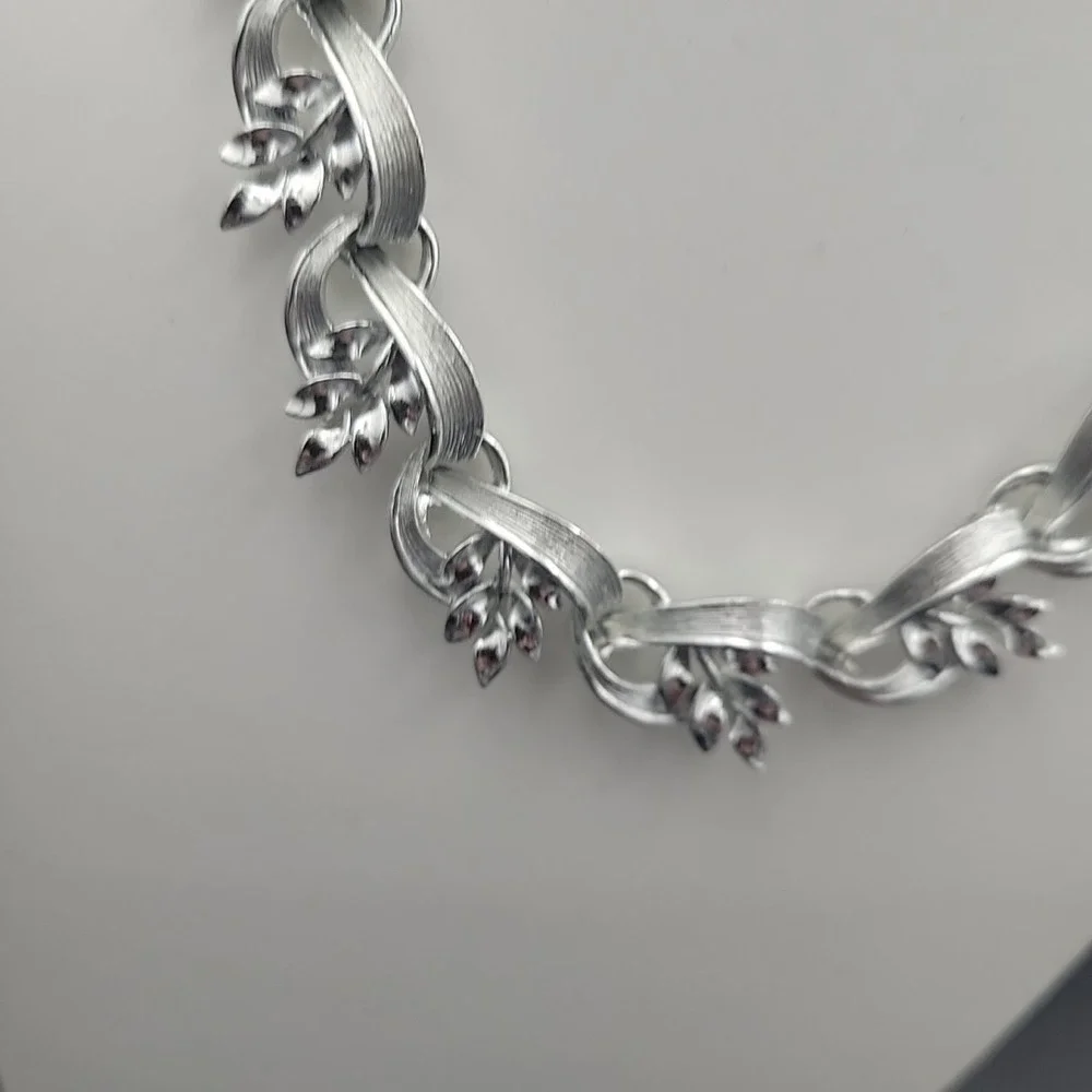 Vintage Lisner Silver Tone Leaf Choker Necklace 16 Inch Adjustable Cottagecore
